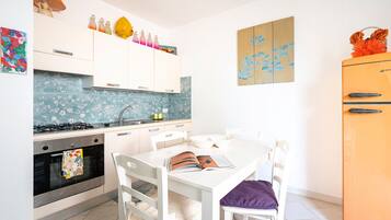 Kühlschrank, Ofen, Herdplatte, Wasserkocher mit Kaffee-/Teezubehör