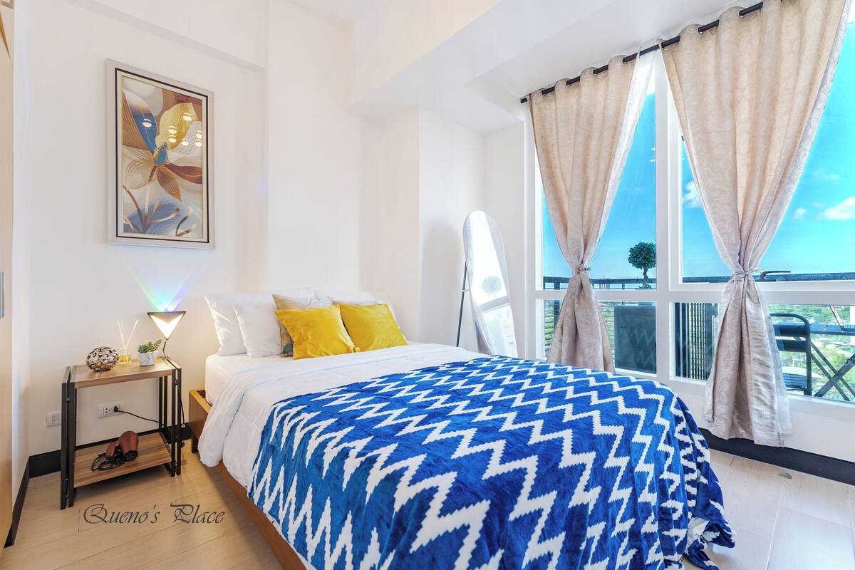 Desk, laptop workspace, free WiFi, bed sheets