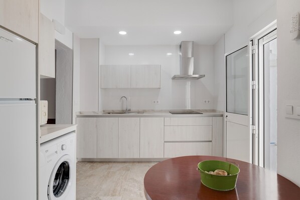 Fridge, microwave, stovetop, coffee/tea maker - Apartment 'Juani' with Private Terrace, Wi-Fi and Air Conditioning (Conil de la Frontera)