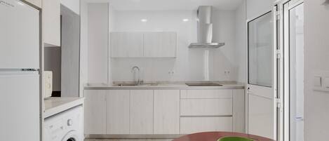 Réfrigérateur, micro-ondes, plaque de cuisson, cafetiÚre/bouilloire