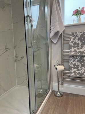 Shower, hair dryer, towels, soap - The Lilypad - Beautiful Cheltenham Town House and a short walk to Race Course (Cheltenham)