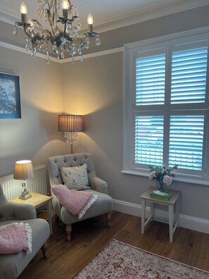 Smart TV, fireplace - The Lilypad - Beautiful Cheltenham Town House and a short walk to Race Course (Cheltenham)