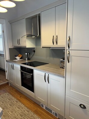 Microondas, placa de cocina, lavavajillas