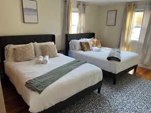 3 makuuhuonetta, työpöytä, silitysrauta/-lauta, vauvan matkasänky