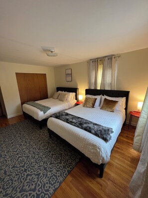 3 habitaciones, escritorio y tabla de planchar con plancha