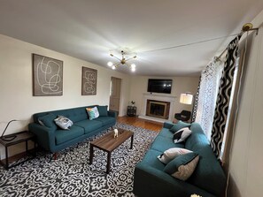 Smart-TV, Kamin, Bücher, Musikbibliothek