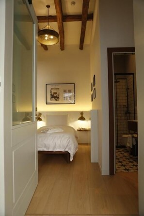 Basic Single Room | Desk, soundproofing - Bazaar Inn Hotel (Tirana)