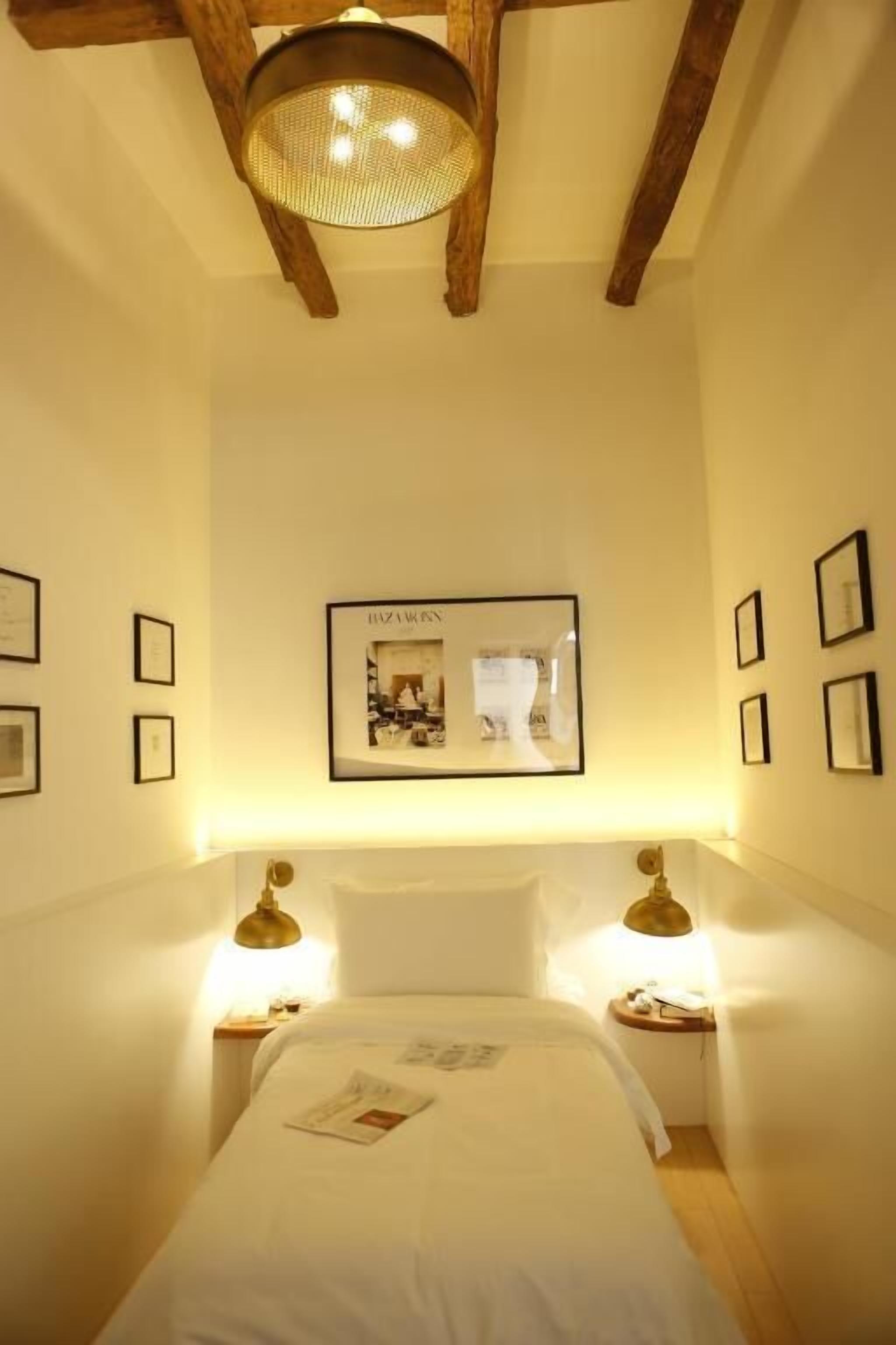 Basic Single Room | Desk, soundproofing