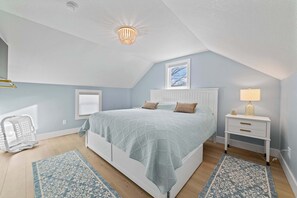 2 bedrooms, WiFi, bed sheets - Charming 2BR | Pet-Friendly + Walk to Downtown (Bellaire)