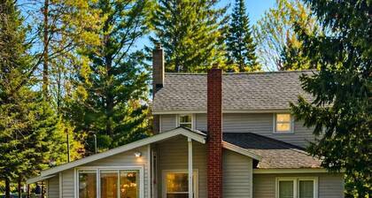 Charming 2BR Pet-Friendly + Walk to Downtown