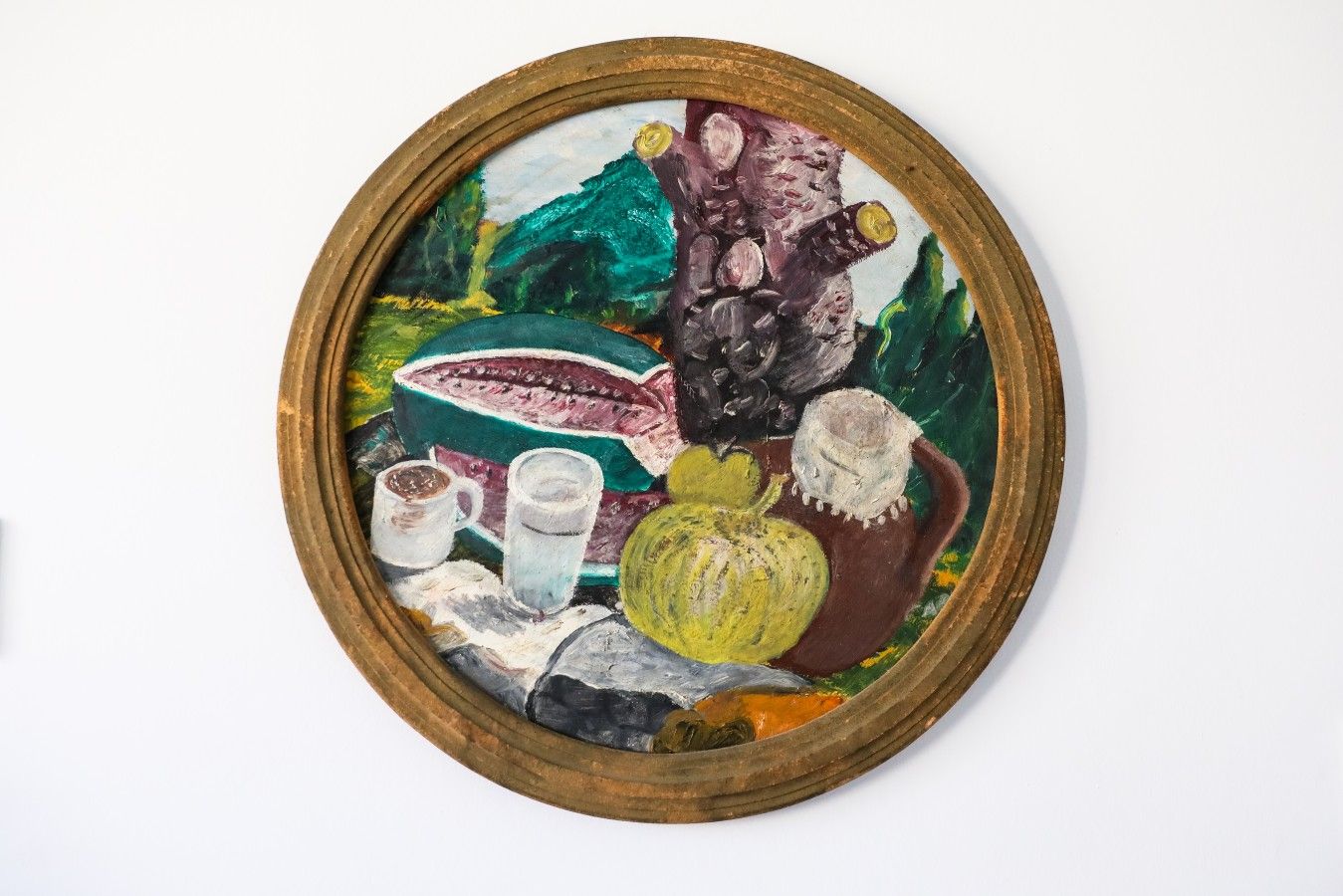 Een schilderij van een stilleven met een tafel, een pompoen en een vaas.