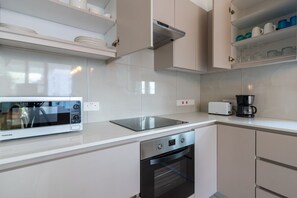 Køleskab, mikrobølgeovn, ovn, kogeplade