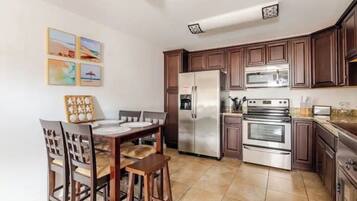 Køleskab, mikrobølgeovn, ovn, kogeplade