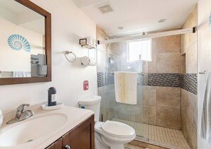 Hair dryer, towels, soap, shampoo - Charming 2BR CONDO in delightful Okaloosa Is. WiFi/2MIN WALK to BEACH/FOOD (Okaloosa Island)