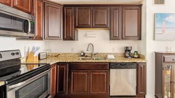 Køleskab, mikrobølgeovn, ovn, kogeplade