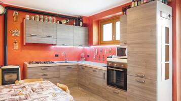 Frigorifero, microonde, forno, piano cottura