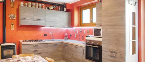 KĂŒhlschrank, Mikrowelle, Ofen, Herdplatte