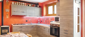 Appartement 'Taverna Relax Sara' avec vue sur les montagnes, terrasse privée et Wi-Fi