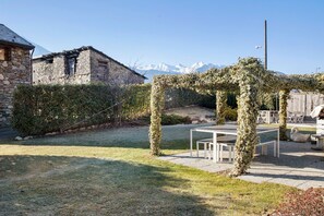 Outdoor dining - Apartment 'Taverna Relax Sara' with Mountain View, Private Terrace and Wi-Fi (Triangia)