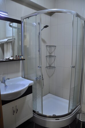Standard Üç Kişilik Oda | Banyo | Duş, saç kurutma makinesi, terlik, havlu 