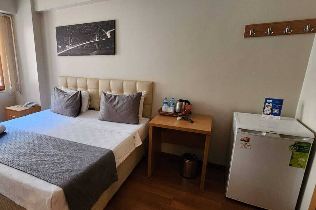 Habitación estándar con 1 cama matrimonial o 2 individuales | Escritorio y espacio para trabajar con laptop