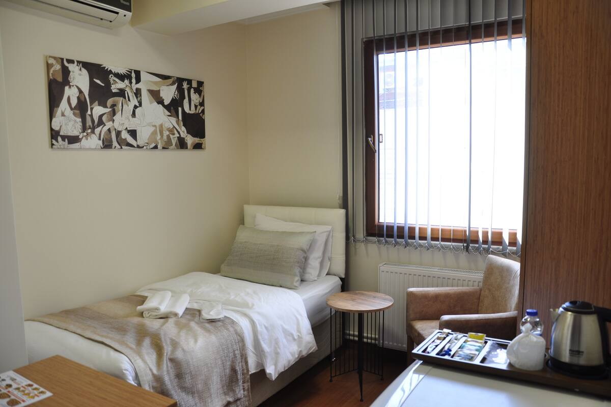 Habitación individual básica, para no fumadores | Área de sala de estar