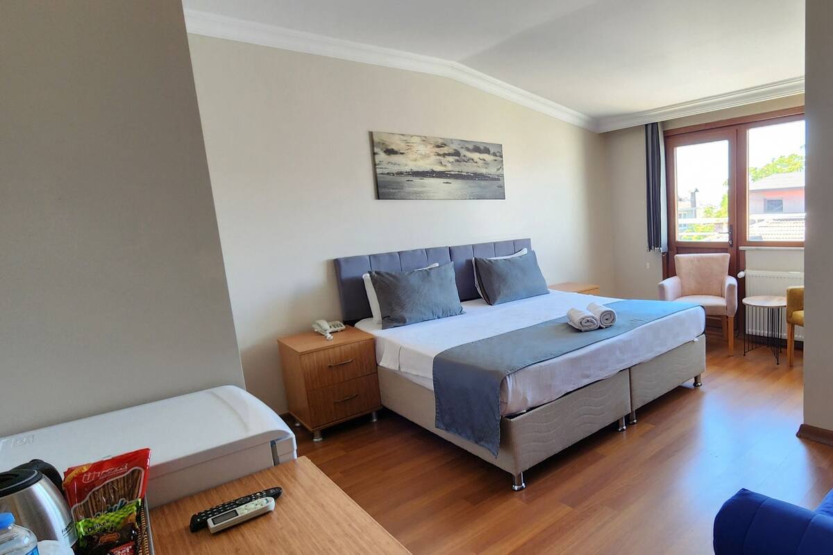 Habitación doble estándar, balcón, vista al jardín | Área de sala de estar