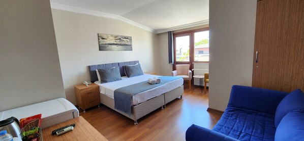 Standard Double Room, Balcony, Garden View | Living area