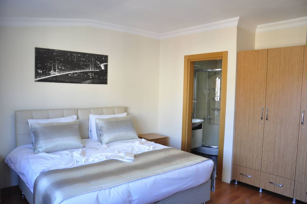 Habitación doble clásica, para no fumadores | Escritorio y espacio para trabajar con laptop