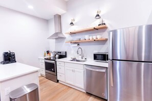 Geladeira, micro-ondas, fogão, cooktop