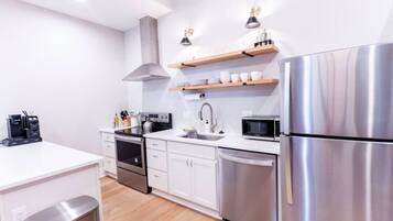 Geladeira, micro-ondas, fogão, cooktop