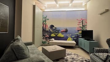 テレビ、暖炉、書庫