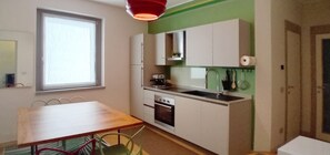 Kühlschrank, Mikrowelle, Ofen, Geschirrspüler