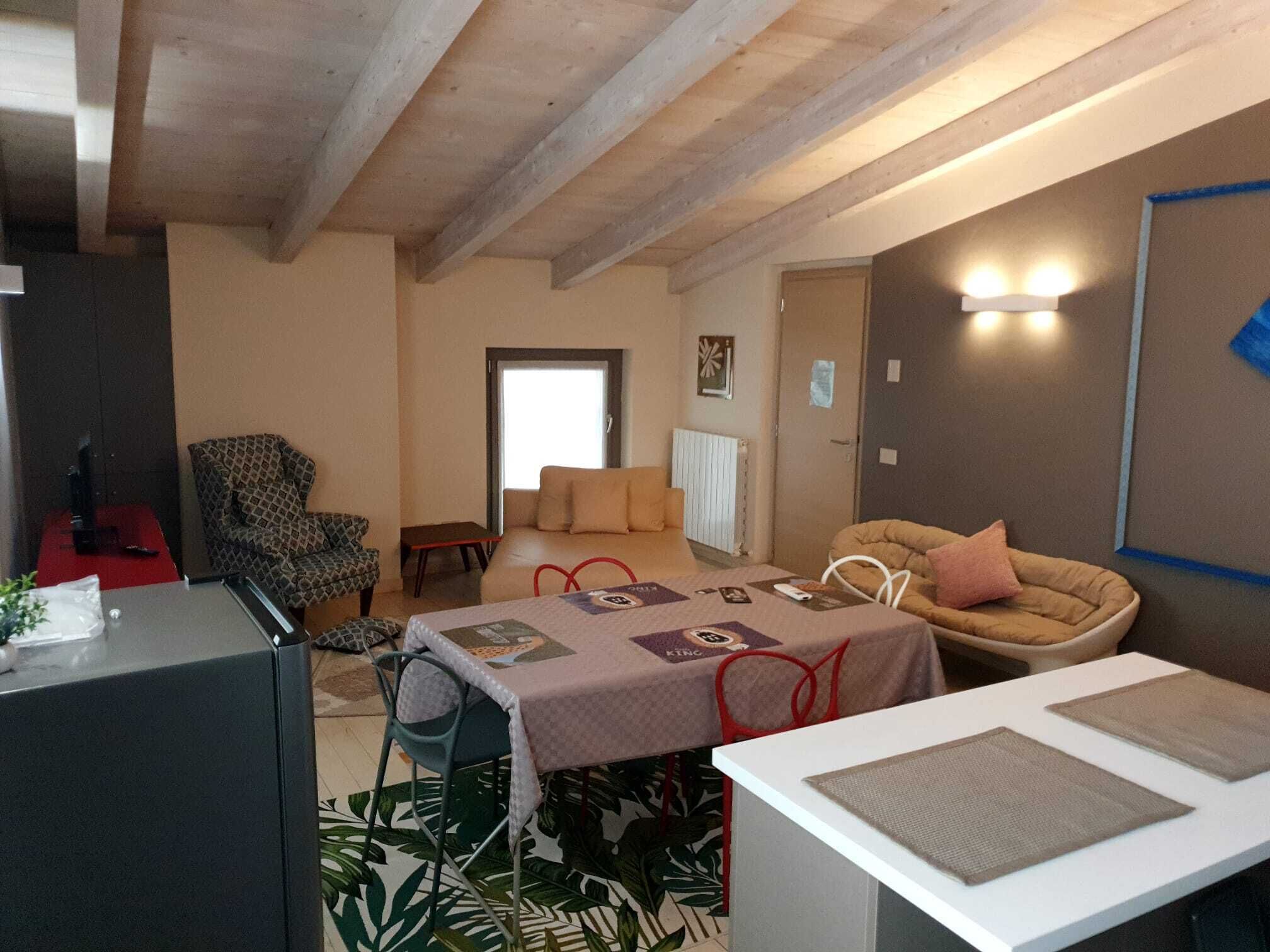 Televisor, llar de foc i llibres 