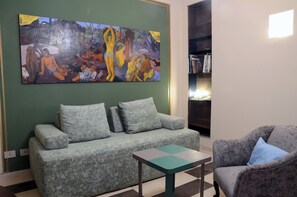 Télévision, cheminée, livres