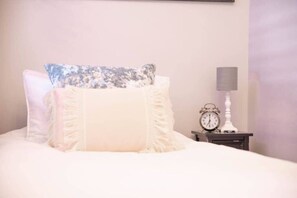 2 bedrooms, desk, iron/ironing board, WiFi