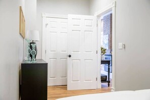 2 bedrooms, desk, iron/ironing board, WiFi - Eat, Shop, Stroll / Walkable / Modern Comfort (Columbus)