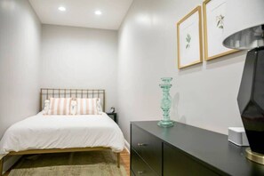 2 slaapkamers, een bureau, een strijkplank/strijkijzer, wifi