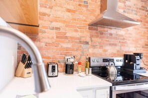 Fridge, microwave, oven, stovetop - Outdoor Patio | Walkable | Short North (Columbus)