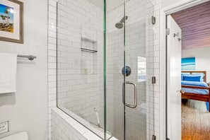 Douche, sèche-cheveux, serviettes fournies