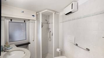 Een douche, een haardroger, handdoeken