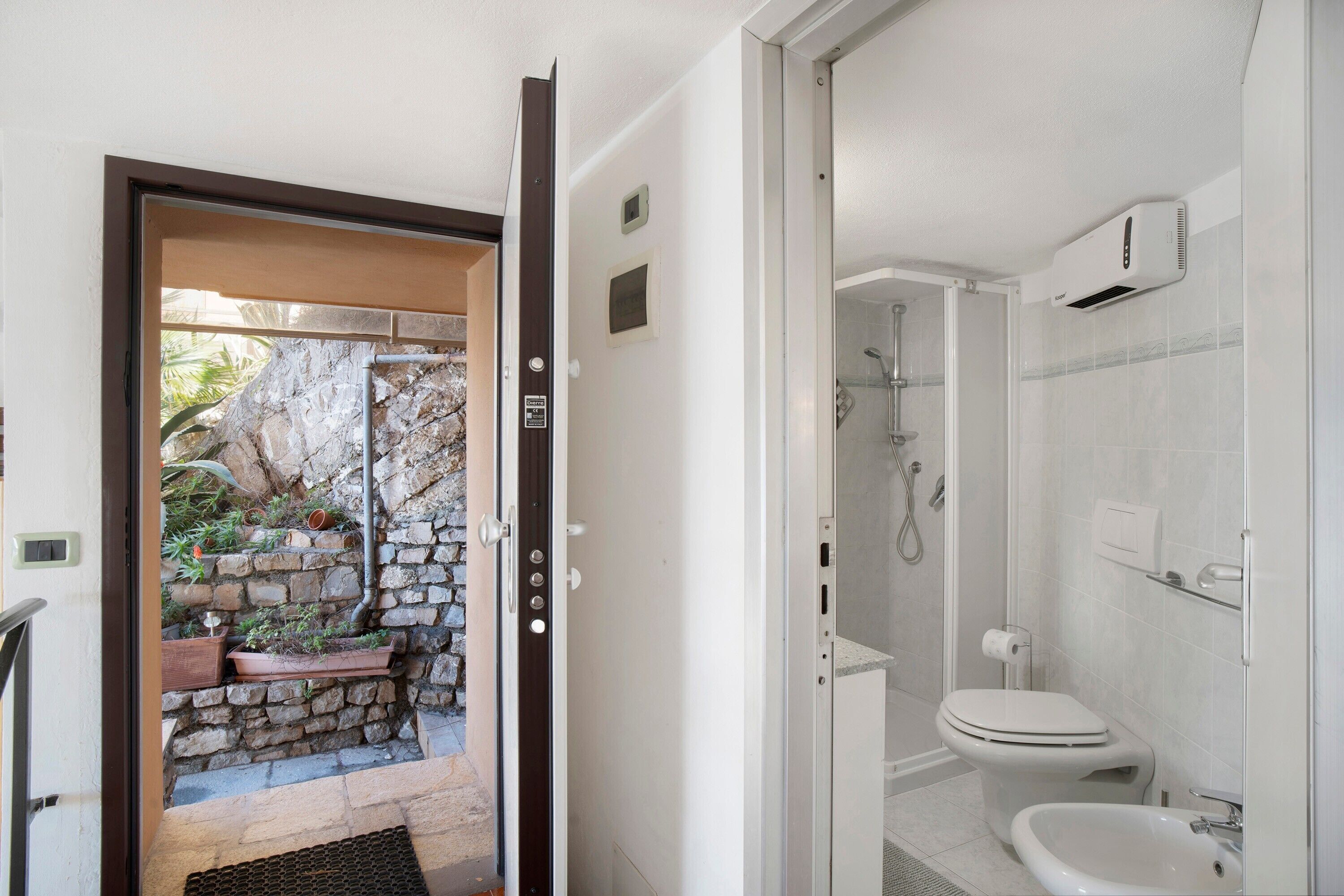 Un bagno con WC, bidet e doccia.
