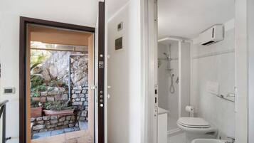 Un bagno con WC, bidet e doccia.