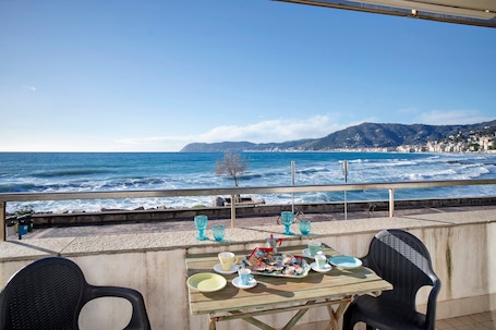 Outdoor dining. Apartment 'Cadorna Fronte Mare' with Sea View, Wi-Fi and Air Conditioning