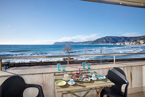Apartment 'Cadorna Fronte Mare' with Sea View, Wi-Fi and Air Conditioning