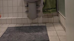 Un bagno con lavandino, specchio e portasciugamani.