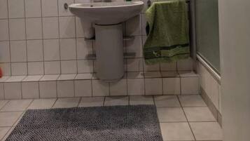 Een douche, handdoeken, toiletpapier