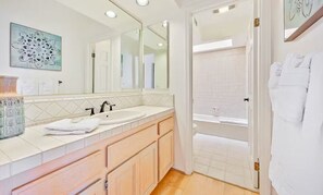 Douche, sèche-cheveux, serviettes fournies