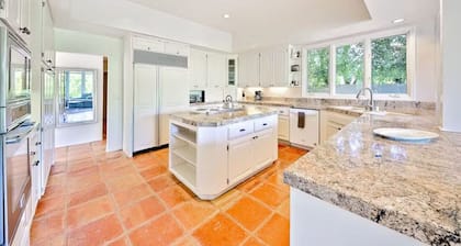 Last Minute Deals/A/C/Hot Tub/Close to All