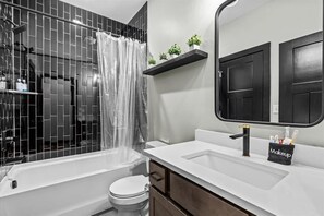 Een haardroger, handdoeken